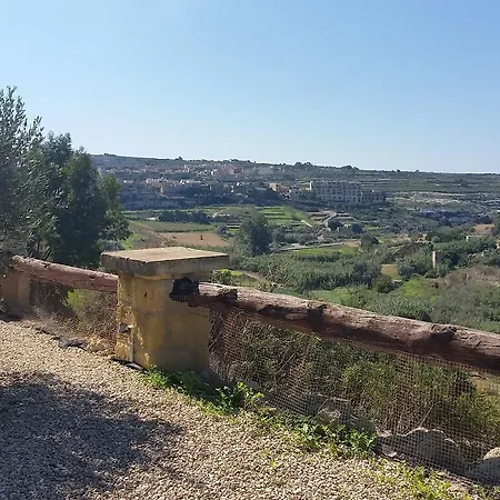 Lunzjata Bed & Breakfast