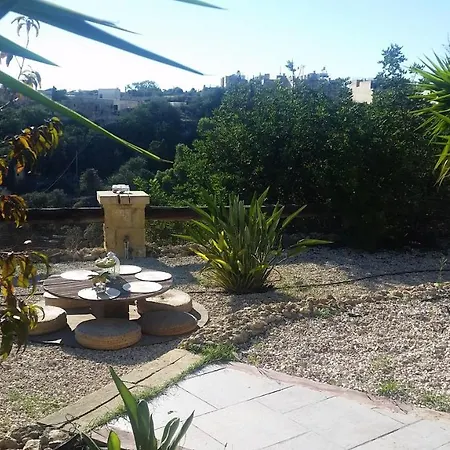 Lunzjata Bed & Breakfast *